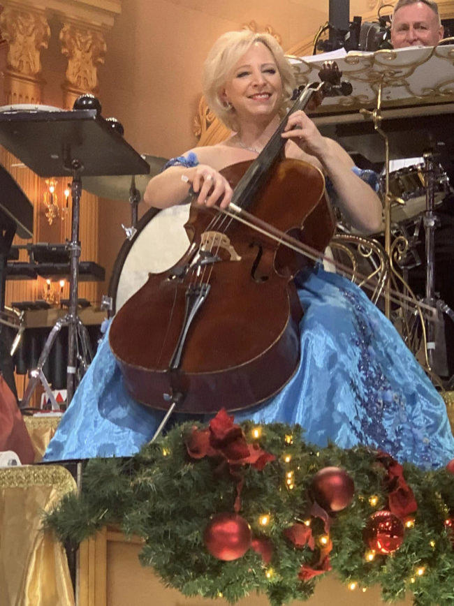 andre rieu lady in blue dress Tanja Derwahl passed away married manoe konings husband
